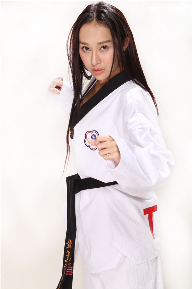 性感誌正妹童恩為參加里約奧運中華跆拳道選手加油。（記者邱榮吉/攝影）