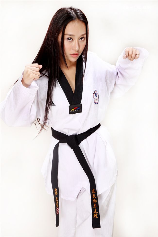 性感誌正妹童恩為參加里約奧運中華跆拳道選手加油。（記者邱榮吉/攝影）