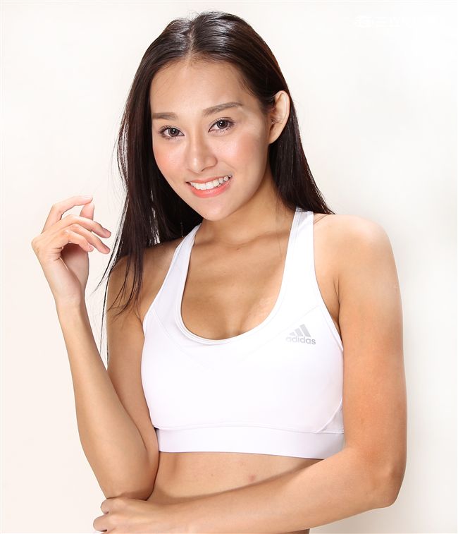 性感誌正妹童恩為參加里約奧運中華跆拳道選手加油。（記者邱榮吉/攝影）