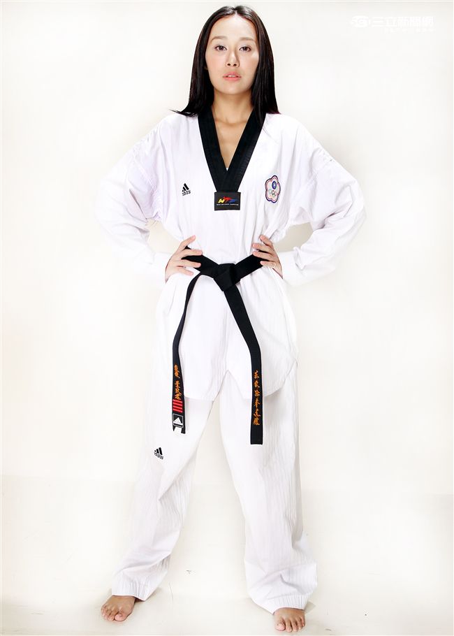 性感誌正妹童恩為參加里約奧運中華跆拳道選手加油。（記者邱榮吉/攝影）