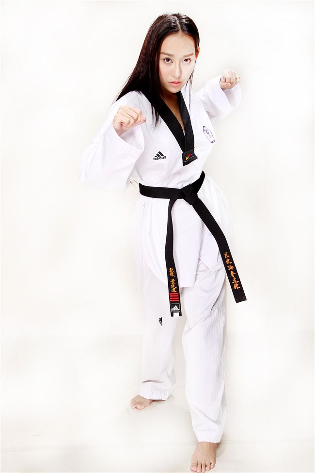 性感誌正妹童恩為參加里約奧運中華跆拳道選手加油。（記者邱榮吉/攝影）