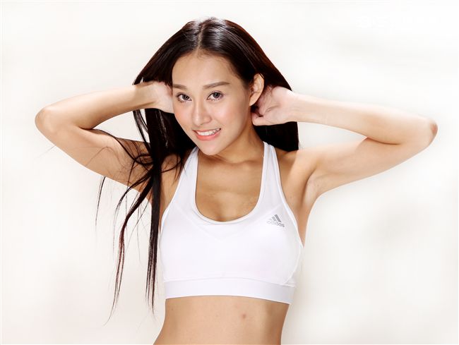 性感誌正妹童恩為參加里約奧運中華跆拳道選手加油。（記者邱榮吉/攝影）