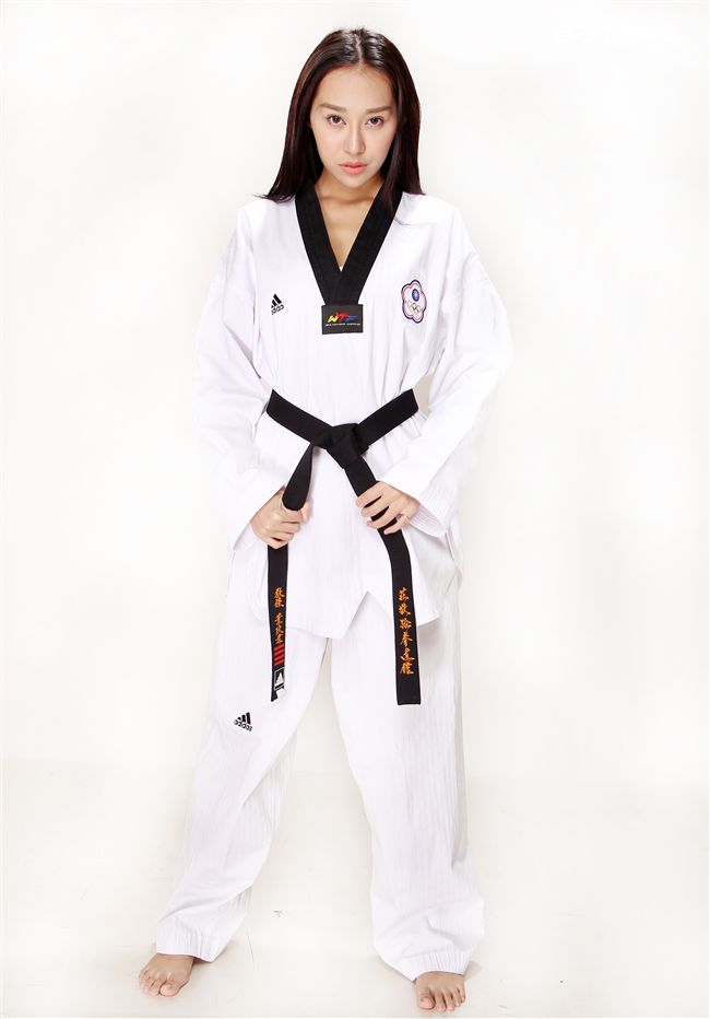 性感誌正妹童恩為參加里約奧運中華跆拳道選手加油。（記者邱榮吉/攝影）