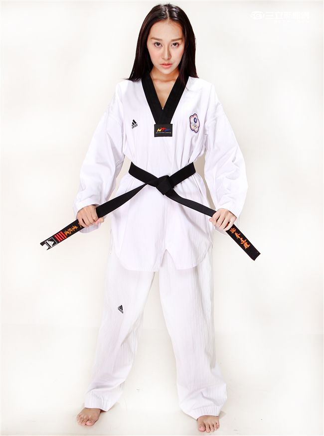 性感誌正妹童恩為參加里約奧運中華跆拳道選手加油。（記者邱榮吉/攝影）