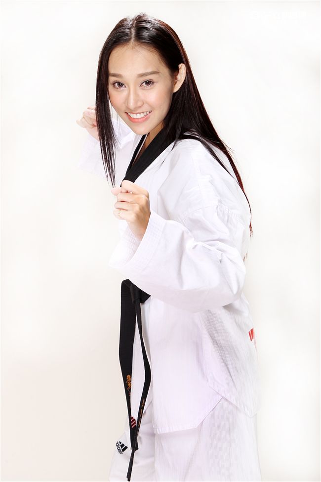 性感誌正妹童恩為參加里約奧運中華跆拳道選手加油。（記者邱榮吉/攝影）