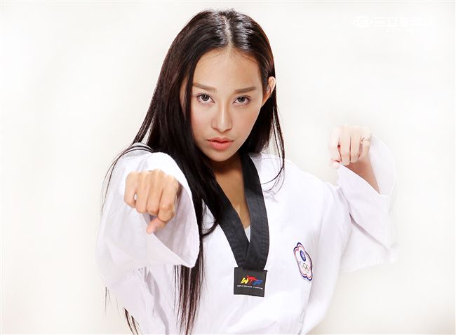 性感誌正妹童恩為參加里約奧運中華跆拳道選手加油。（記者邱榮吉/攝影）