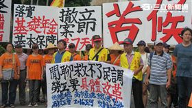 勞團行政院抗議。（記者盧素梅攝）