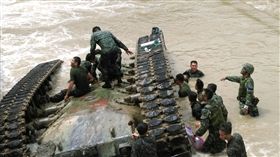 陸軍出動M88A1救濟車吊掛CM11勇虎戰車（陸軍提供）