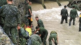 陸軍出動M88A1救濟車吊掛CM11勇虎戰車（陸軍提供）