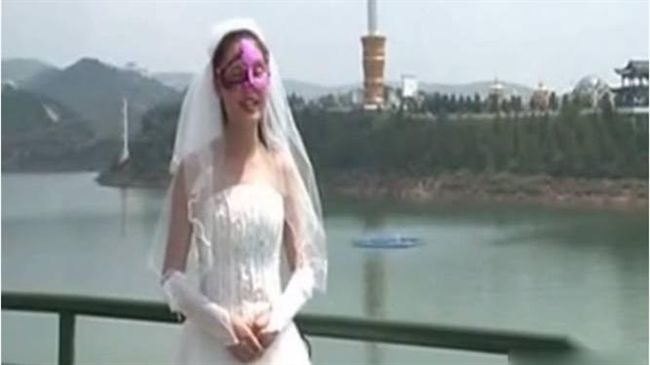 女粉絲向王寶強告白　穿白紗大方示愛