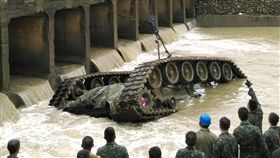 陸軍出動M88A1救濟車吊掛CM11勇虎戰車（陸軍提供）