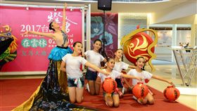 2017台灣燈會主視覺 百鳳朝陽揭序幕
雲林縣政府16日發表2017台灣燈會「吉鳴雲揚」主視覺
設計（CI）發表會，由舞蹈團表演「百鳳朝陽」揭開序
幕。
（雲林縣政府提供）
中央社記者江俊亮傳真