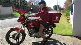 南非郵政短褲郵差 吸睛破表
世郵展系列報導
有別於台灣郵政的綠色標章，南非郵政以大紅色為識別
，郵差裝備一律大紅色。有些郵差先生喜歡穿著短褲送
信，不分冬夏都露出毛茸茸的兩條腿，成功達到吸睛效
果。
中央社記者徐梅玉約翰尼斯堡攝 105年8月16日