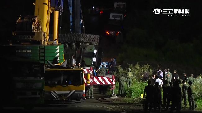 戰車翻覆墜溪　花4小時吊掛車體上岸