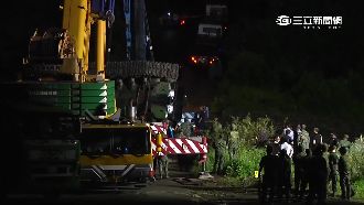 戰車翻覆墜溪　花4小時吊掛車體上岸