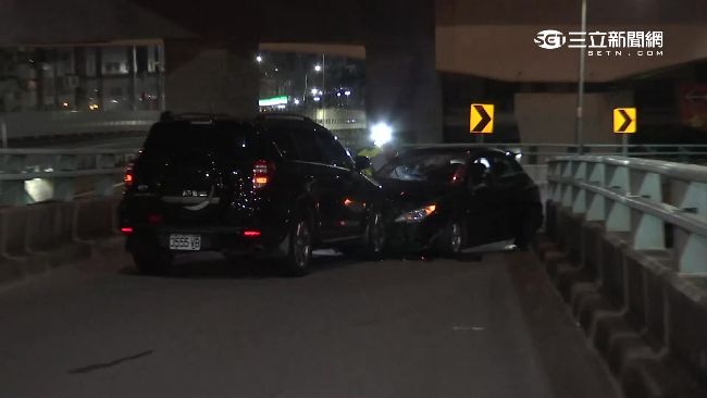 天黑不熟路況　轎車逆撞休旅車5傷