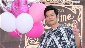 周杰倫為粉絲舉辦新專輯周杰倫的床邊故事簽唱會。（記者邱榮吉/攝影）