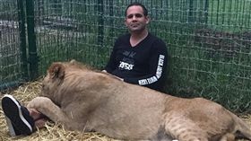 16:9
跟大貓一起打滾 還當枕頭躺
圖／翻攝自blackjaguarwhitetiger's IG
https://www.instagram.com/blackjaguarwhitetiger/