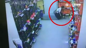 鞋子試穿很滿意　婦直接「裝袋偷走」