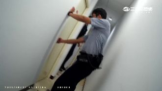 男自稱角頭打女友　帶回警局秒裝失明