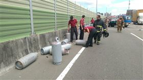 貨車行駛時爆胎甩落52支瓦斯桶至路面上（翻攝畫面）
