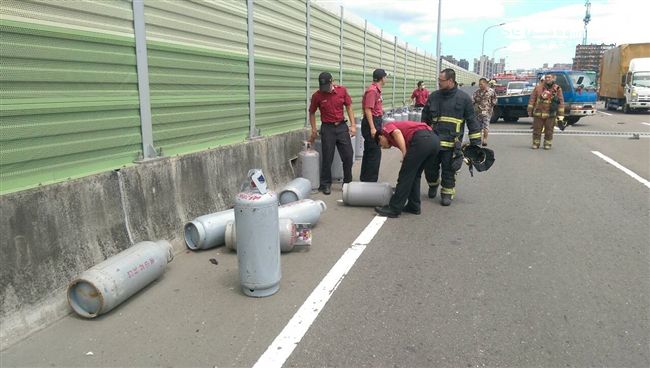貨車高速行駛突爆胎　瓦斯桶全撒滿地