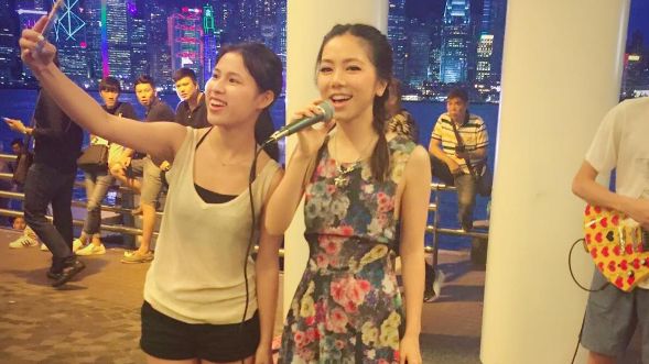 歌手現身街頭！她一開口驚呆路過民眾