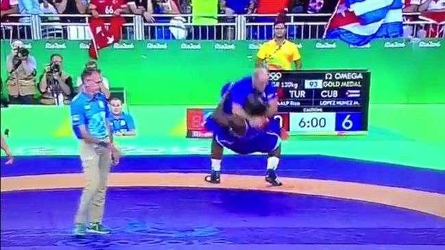 古巴角力選手奪金　竟嗨到拋摔教練