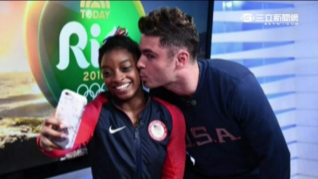 黑珍珠奪四金！柴克艾弗隆飛里約獻吻