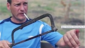 戰鬥民族為討公道，自斷手指（圖／翻攝自鏡報）