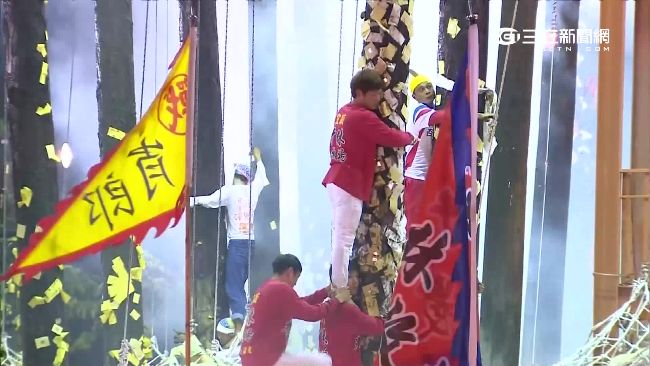 恆春搶孤肉搏牛油柱　布條換麻繩惹議