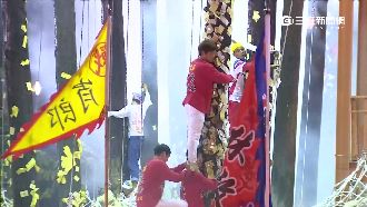 恆春搶孤肉搏牛油柱　布條換麻繩惹議