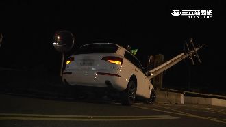 疑酒駕撞斷電桿　駕駛撂黑衣人嗆警
