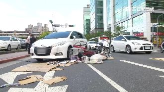 扯！休旅車快速左轉　撞飛資源回收嬤