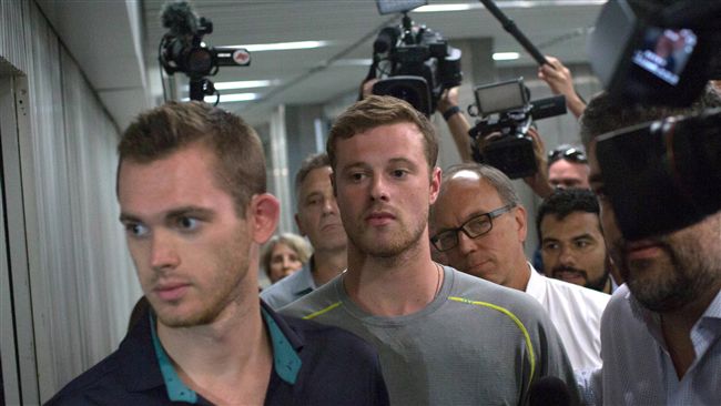 泳將遇搶恐是造假　巴西警飛機上逮人