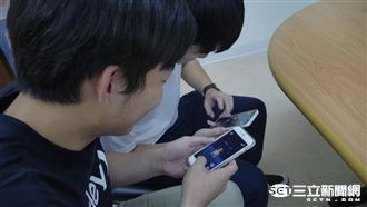 玩平板媽媽手好痛！用1條膠帶能舒緩