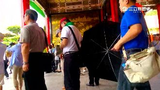 陸客分工合作　用雨傘行竊觀光勝地