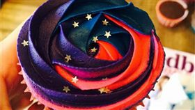 銀河,星空,宇宙,甜點,太空,杯子蛋糕,奶油,蛋糕,甜食,夢幻,cake,food,食物,華麗,美麗,少女,漂亮-翻攝自itsbecca311 IG https://www.instagram.com/p/6oF8LpGEbq/?tagged=galaxycupcakes    16:9