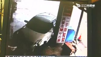 閃車卻撞進機車行　師傅眼尖跳走保命
