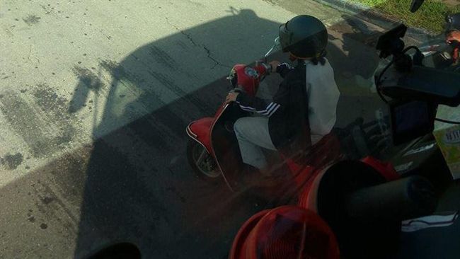 女騎士躲貨車陰影　貨車司機心驚驚