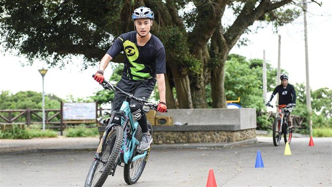 孫其君實境節目體驗越野腳踏車遭慘摔