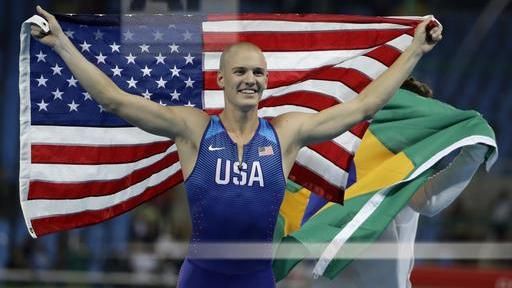 美銅牌選手練習時　聽到國歌立刻站好