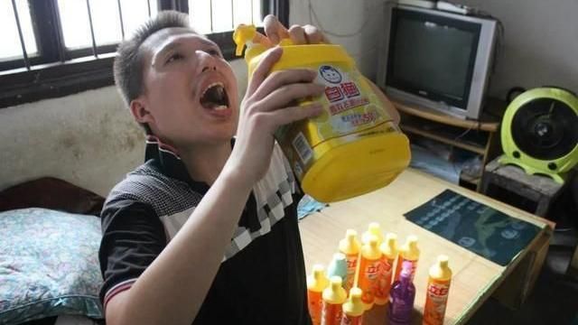 男罹罕見怪病　1天喝半瓶「洗潔精」