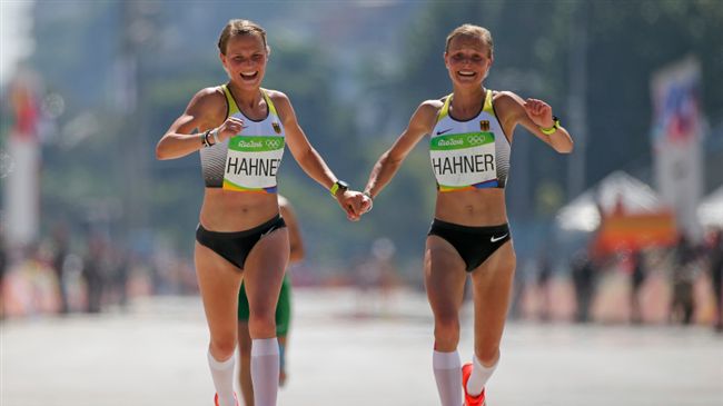 雙胞胎手牽手衝線　被官員狂批一句話