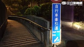 竊賊為了閃避警方攔檢站開上自行車道而卡住（翻攝畫面）