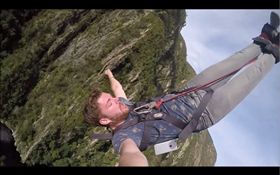 男子挑戰高空彈跳 手機挑戰高空彈跳不綁繩
圖／翻攝自Máirtín Farragher臉書
https://www.facebook.com/Martin.Farragher/videos/vb.100000087521578/1267765089903063