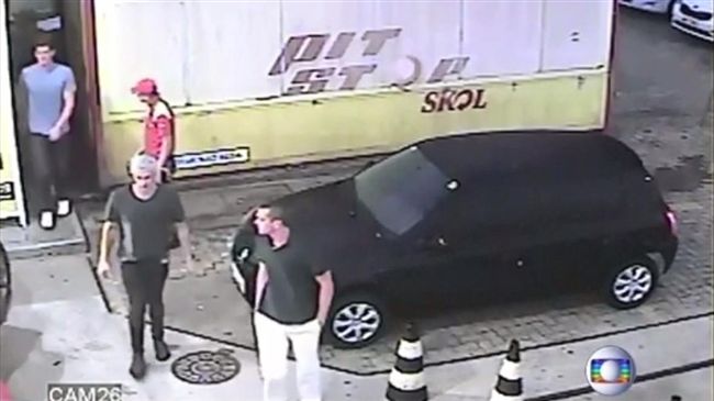 美泳將醉鬧加油站　尿牆上賠錢稱遭搶