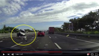 影／超車失控！撞護欄空中連翻12圈