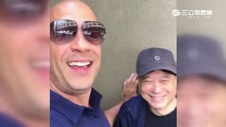 被馮迪索強行「壁咚」！李安嬌羞快閃