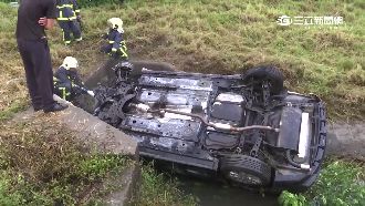 為閃「一陣白煙」　休旅車失控翻邊坡